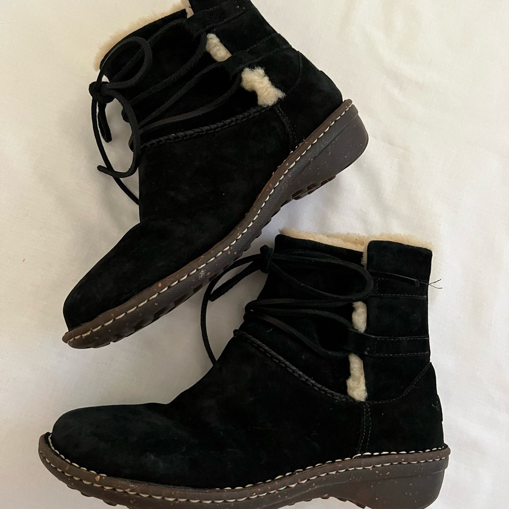 Dark blue UGG boots, leather and sheepskin size 9